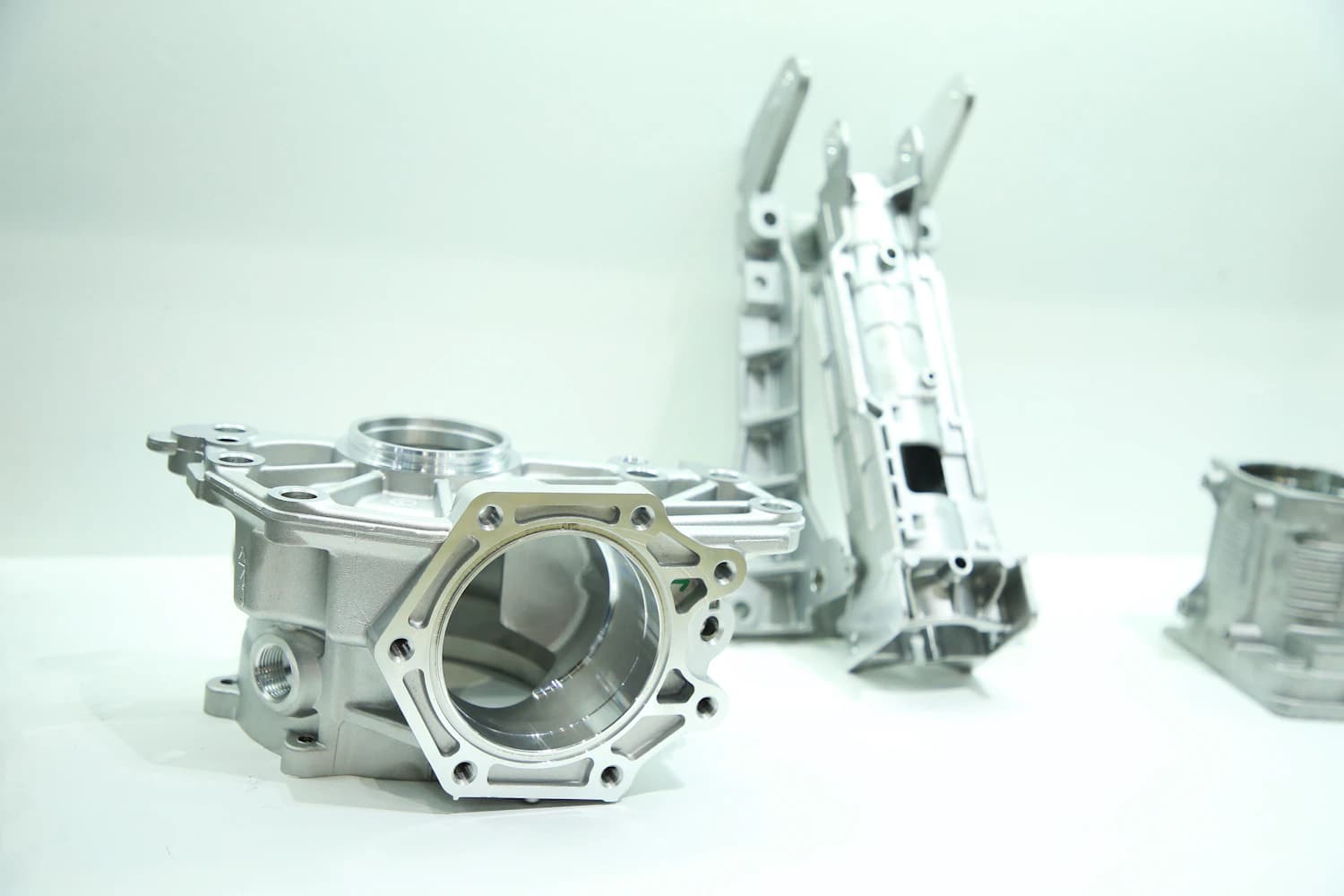 Aluminium die-cast housings and brackets cleaned with neutral-pH chemistry